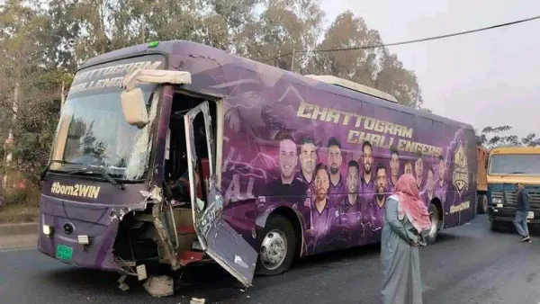 দুর্ঘটনার কবলে চট্টগ্রাম চ্যালেঞ্জার্সের বাস