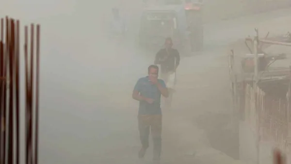 দিল্লিতে ভয়াবহ দূষণ, ঢাকার পরিস্থিতি কী?