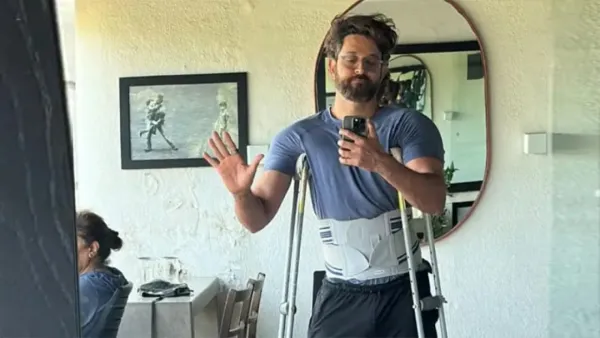 ক্রাচ নিয়ে হাঁটছেন হৃতিক রোশন, হঠাৎ কী হল?