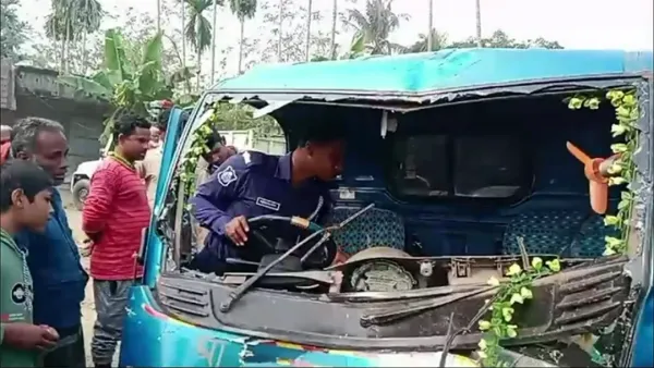 পিকআপভ্যানের ধাক্কায় প্রাণ গেল ট্রলি চালকের