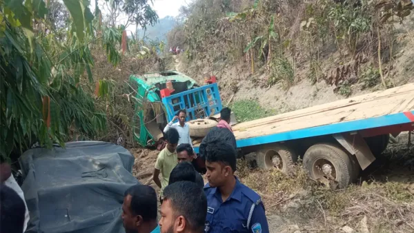 অটোরিকশাকে ধাক্কা দিয়ে লরি খাদে, নিহত ৩