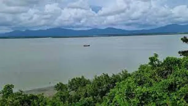 ওপারে গোলাগুলি, এপারে কাঁপছে ঘরবাড়ি