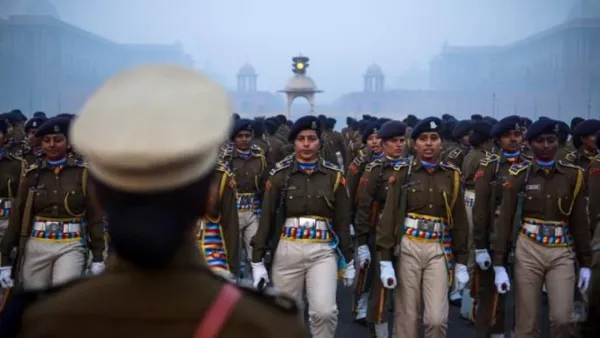 অভিযান চালাতে গিয়ে নিজেই ‘বন্দী’ নারী পুলিশ