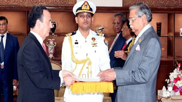 রাষ্ট্রপতির কাছে স্পেনের রাষ্ট্রদূতের পরিচয়পত্র পেশ