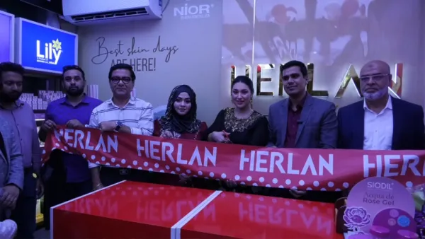 ডেমরা ও শনির আখরায় হারল্যান স্টোর উদ্বোধন করলেন অপু বিশ্বাস