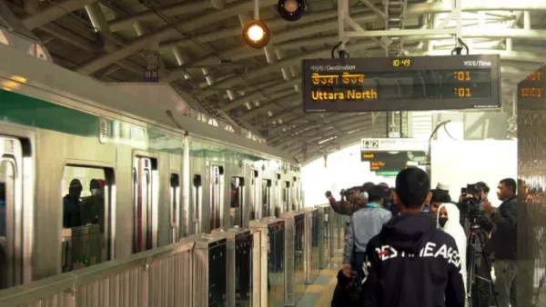 ছুটির দিনেও চলছে মেট্রোরেল