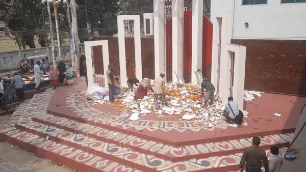 শহিদদের প্রতি শ্রদ্ধা জানানো ফুলের জায়গা হলো না এক ঘণ্টাও