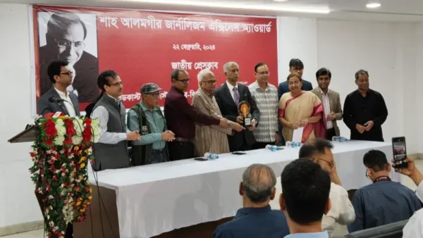 ‘শাহ আলমগীর জার্নালিজম এক্সিলেন্স অ্যাওয়ার্ড’ পেলেন আবুল মোমেন