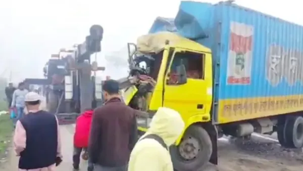 বাস-কাভার্ডভ্যানের মুখোমুখি সংঘর্ষে দুই চালকের মৃত্যু