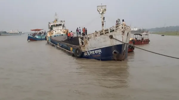 পশুর নদীতে দুর্ঘটনার কবলে কয়লা বোঝাই লাইটার জাহাজ