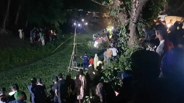 মুন্সীগঞ্জে যাত্রী নিয়ে খাদে বাস, চালাচ্ছিলেন হেলপার