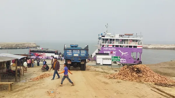 ‘অলস’ ফেরির কারণে পকেট কাটে ট্রলার-স্পিডবোট