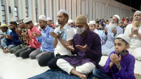 মুক্তির রাতে মসজিদে মসজিদে চলছে মুসল্লিদের ইবাদত-বন্দেগি