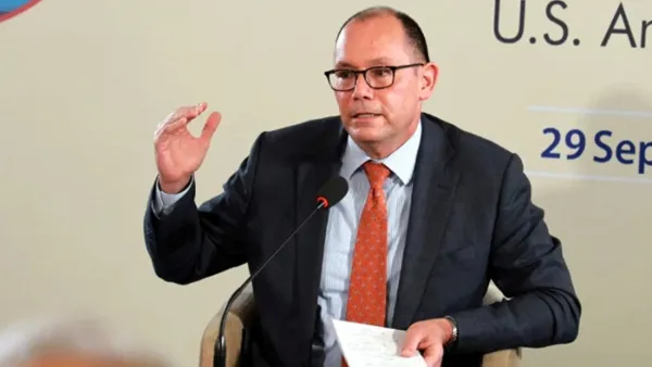 হঠাৎ ঢাকা ছাড়লেন পিটার হাস