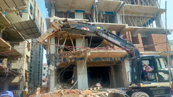 হাজারীবাগে নির্মাণাধীন ভবনের অবৈধ অংশ ভেঙে দিল রাজউক