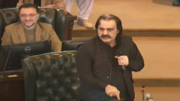 দায়িত্ব নিয়েই সিইসির পদত্যাগ চাইলেন খাইবার পাখতুনখোয়ার মুখ্যমন্ত্রী