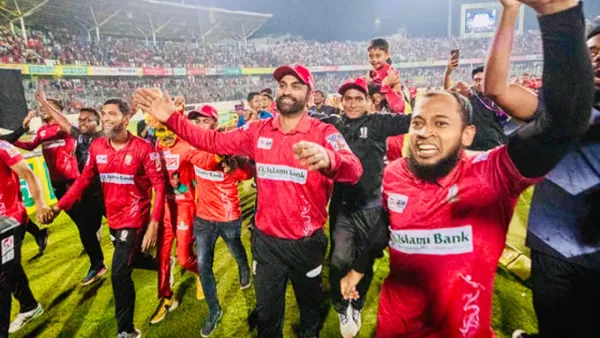 মুশফিক-মাহমুদউল্লাহকে ট্রফি উৎসর্গ করলেন তামিম