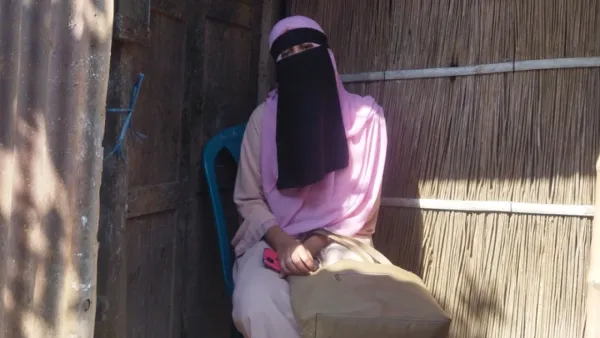 বিয়ের দাবিতে যুবকের বাড়িতে বিউটিশিয়ান নারীর অনশন