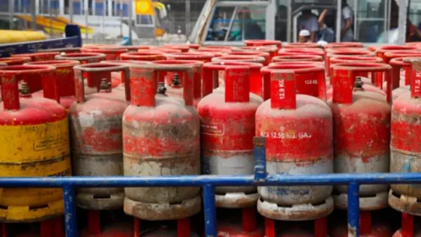 এলপি গ্যাসের দাম বাড়বে না কমবে, জানা যাবে বিকেলে