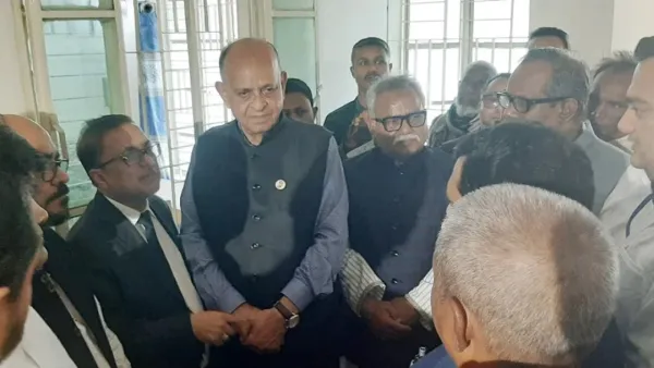 কর্মস্থলে না পেয়ে স্বাস্থ্য কর্মকর্তাকে বরখাস্ত করলেন স্বাস্থ্যমন্ত্রী