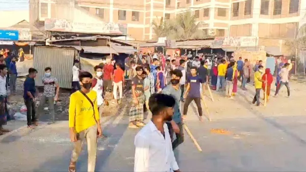 মহাসড়ক অবরোধ করে শ্রমিকদের বিক্ষোভ, পুলিশের টিয়ারশেল নিক্ষেপ