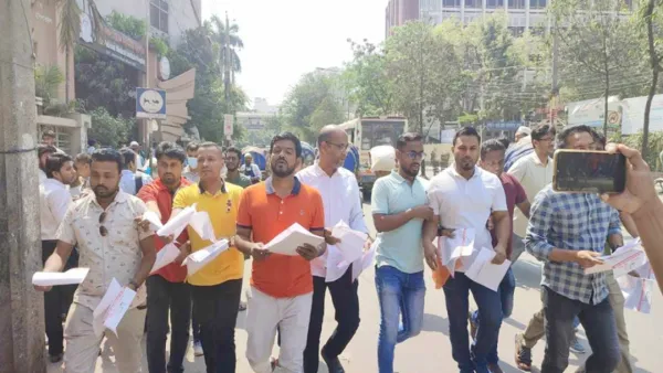 দ্রব্যমূল্য বৃদ্ধির প্রতিবাদে জবি ছাত্রদলের লিফলেট বিতরণ