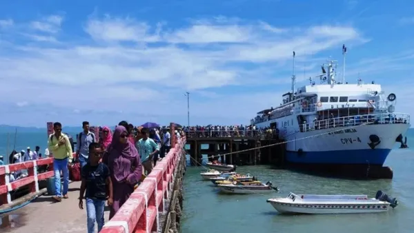 সেন্টমার্টিনে জাহাজ চলাচল বন্ধ ঘোষণা