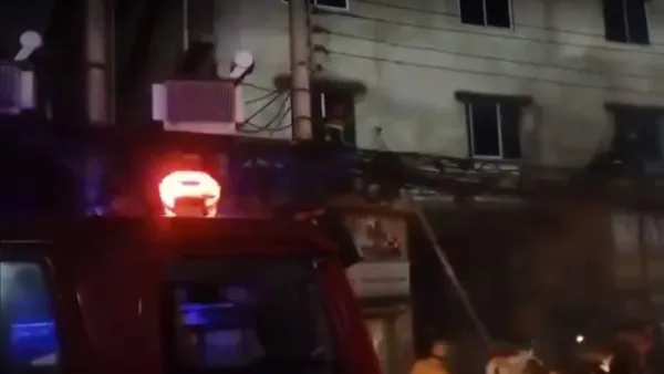 হাতিরপুলে বহুতল ভবনে আগুন, নিয়ন্ত্রণে ফায়ার সার্ভিসের ৭ ইউনিট