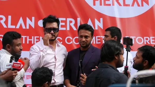 বেইলি রোডে ‘হারল্যান স্টোর’ উদ্বোধন করলেন সাকিব