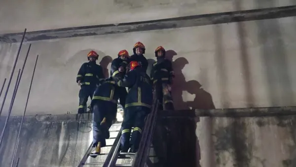 হাতিরপুলের আগুন নিয়ন্ত্রণে আনতে ভাঙা হচ্ছে দেয়াল