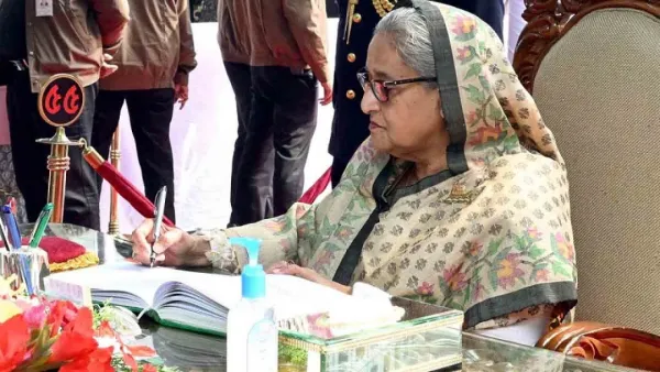 পরিদর্শন বইয়ে যে প্রতিজ্ঞার কথা লিখলেন প্রধানমন্ত্রী