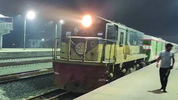 অবশেষে ১৪ ঘণ্টা পর ট্রেন চলাচল স্বাভাবিক