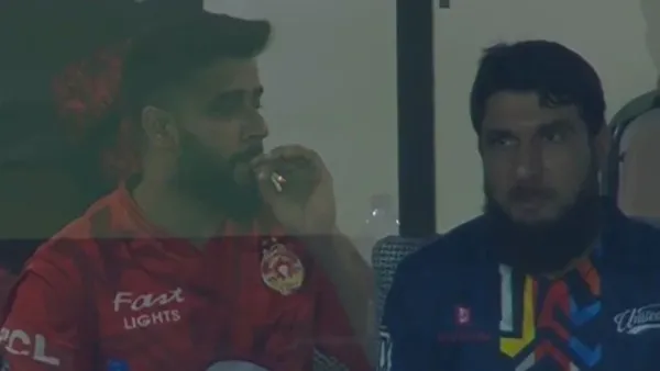 ড্রেসিংরুমে বসেই পাকিস্তান তারকার সিগারেটে টান