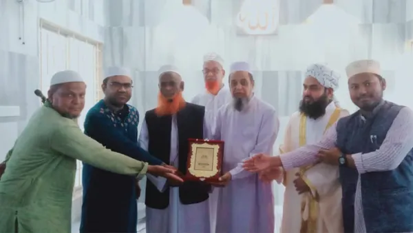রাজকীয়ভাবে বিদায় জানানো হলো মসজিদের ইমামকে