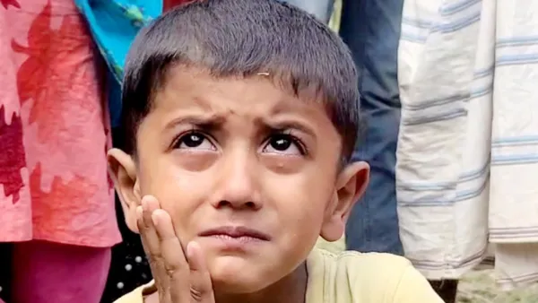 ঘরের মেঝেতে মায়ের লাশ, উঠানে কাঁদছে সন্তান