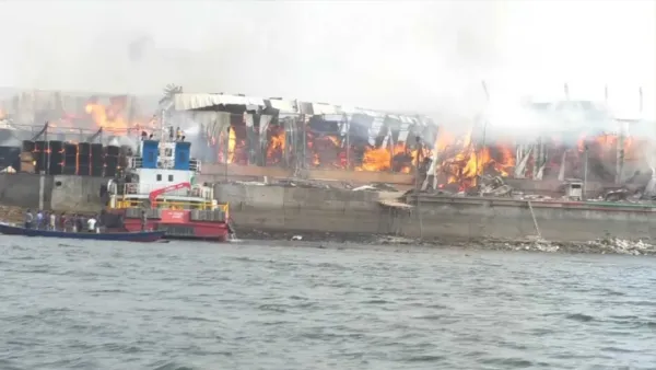 ৮ ঘণ্টায়ও নিয়ন্ত্রণে আসেনি বোর্ড কারখানার আগুন