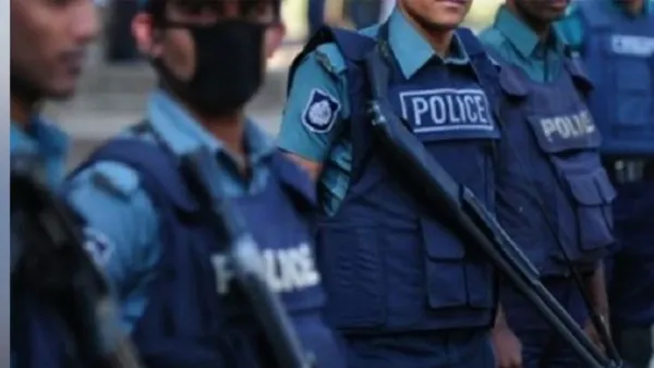 ছিনতাইকালে আটক পুলিশের ২ সদস্য বরখাস্ত, নেওয়া হলো রিমান্ডে