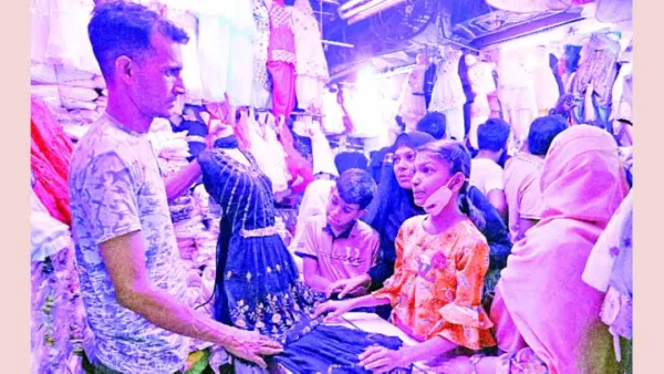 মার্কেটপাড়ায় ক্রেতার ভিড় হাঁকডাক নেই বঙ্গবাজারে