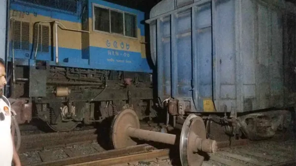 ঈশ্বরদীতে দুর্ঘটনা: সাড়ে ৬ ঘণ্টা পর ট্রেন চলাচল স্বাভাবিক