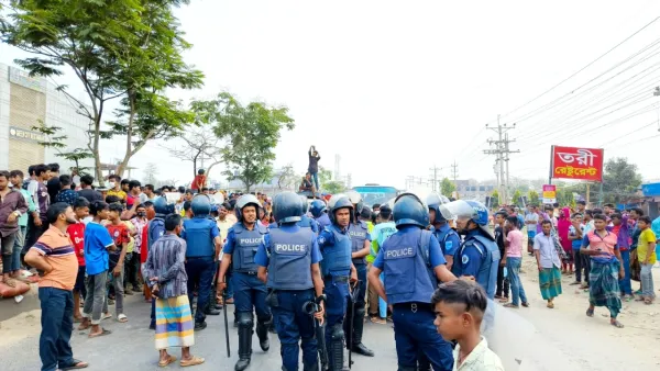 ৫ ঘণ্টা ধরে বিক্ষোভ করছেন পোশাকশ্রমিকরা