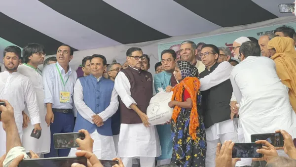 বিএনপি ইফতার পার্টি করে আর আওয়ামী লীগ ইফতার বিতরণ