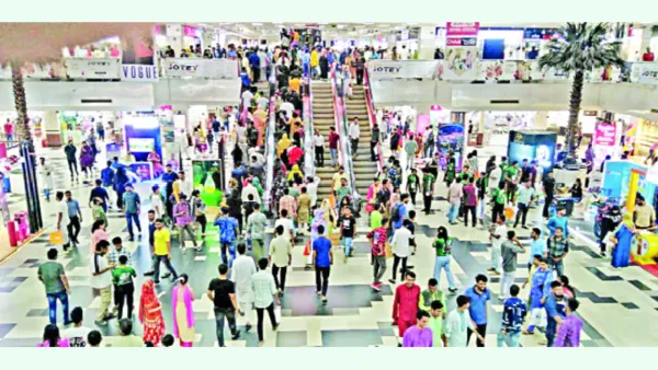 ক্রেতা আকৃষ্টে সাজসাজ রব