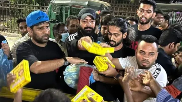 দরিদ্রদের মাঝে সাহরি বিতরণ করলেন দুই রাজ