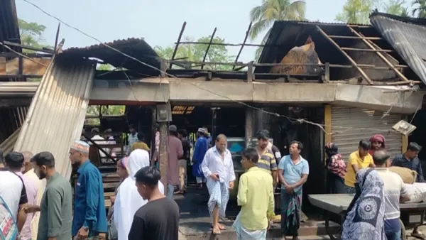 রাতের আগুনে পুড়ল ৯ দোকান