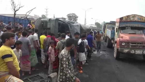 সাভারে তেলবাহী লরি উল্টে ৫ গাড়িতে আগুন, নিহত ২