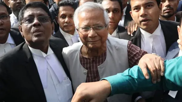 জরুরি ভিত্তিতে দেশে ফিরলেন ড. ইউনূস, কারণ জানালেন আইনজীবী