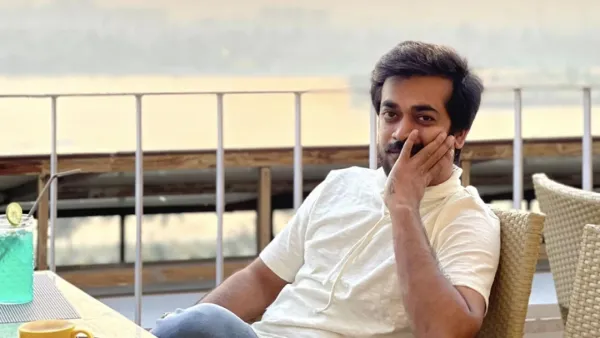 গোলাগুলির মধ্যে আটকা পড়েছেন শ্যামল মাওলা