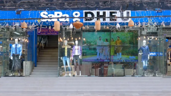 ফেনীতে জমজমাট ‘সারা’ আউটলেট