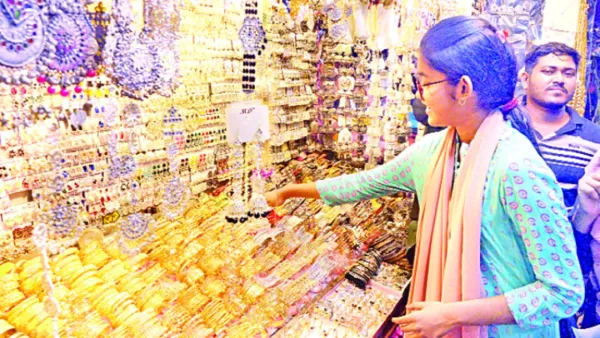 প্রাণঘাতী ঝুঁকি নিয়েই চলছে দুই সিটির অধিকাংশ মার্কেট