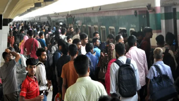 ঈদযাত্রার পঞ্চম দিনে কমলাপুরে ঘরমুখী মানুষের চাপ বেড়েছে